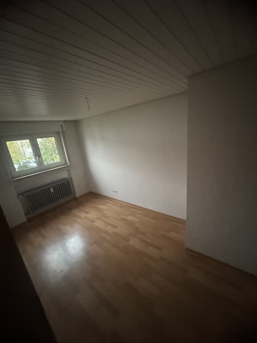 Raufaser & Vinylboden – Vorher