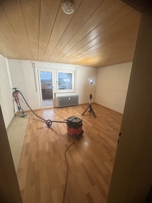 Raufaser & Vinylboden – Arbeitsbeginn